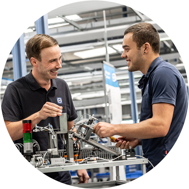 LockDrives Karriere – Mitarbeiter bei der Arbeit mit guter Bezahlung