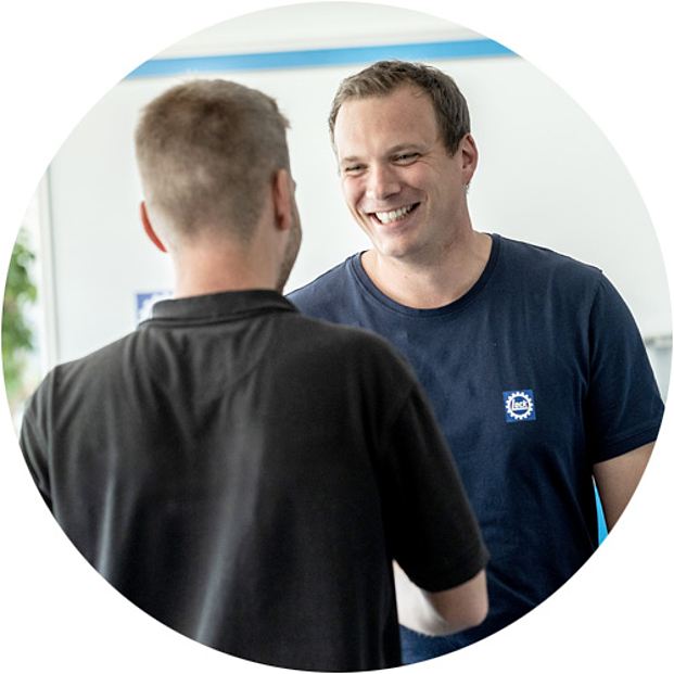 LockDrives Karriere – Zwei freundliche Mitarbeiter individuelle Gestaltung