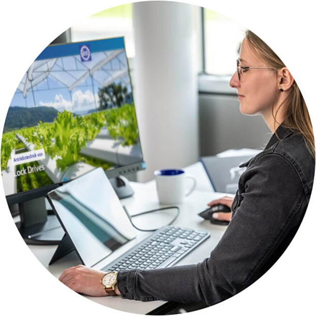 LockDrives Karriere Mitarbeiterin mit flexiblen Arbeitsbedingungen