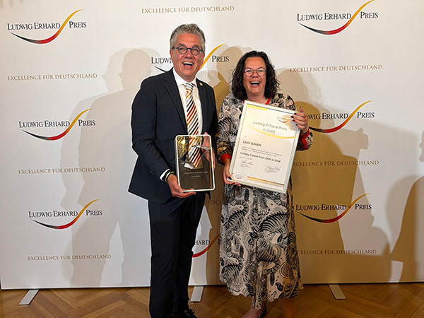 Frau und Herr Lock mit Ludwig Erhard Preis